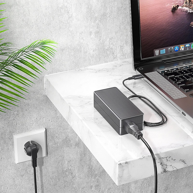 Adaptor de alimentare